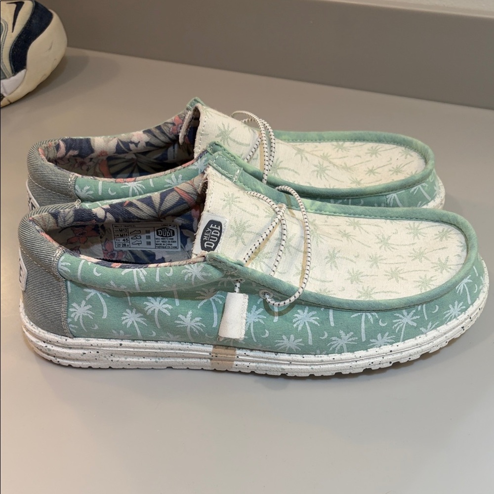 Hey Dude Men’s Palm-Print Slip-On Sneakers - Mint & White
Never Worn - Picture 2 of 4